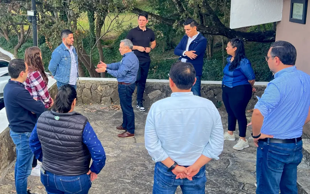Por Qué la Comunicación y el Liderazgo se Complican al Crecer: Una Mirada desde la Capacitación y el Team Building